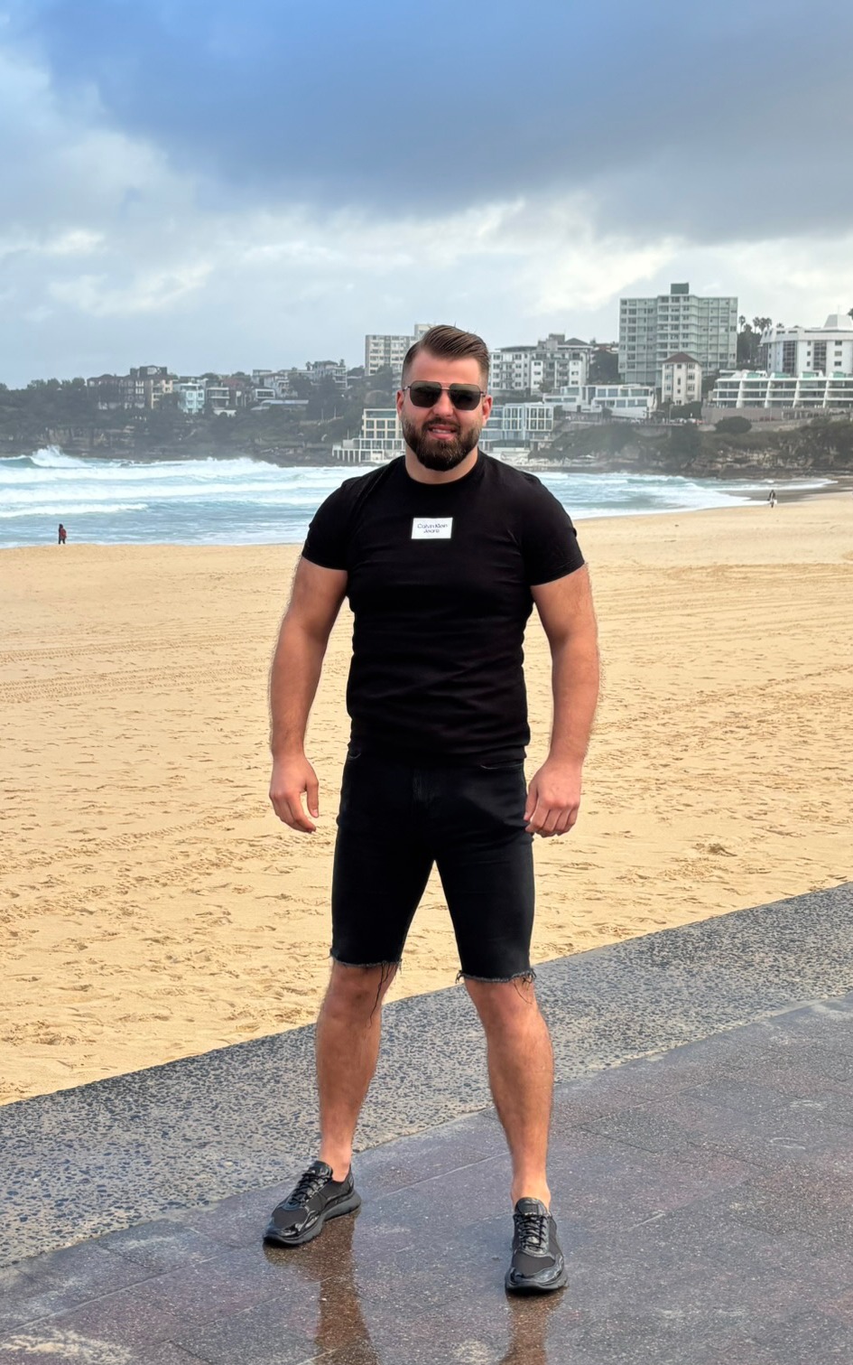 Paweł Ostrowski na plaży