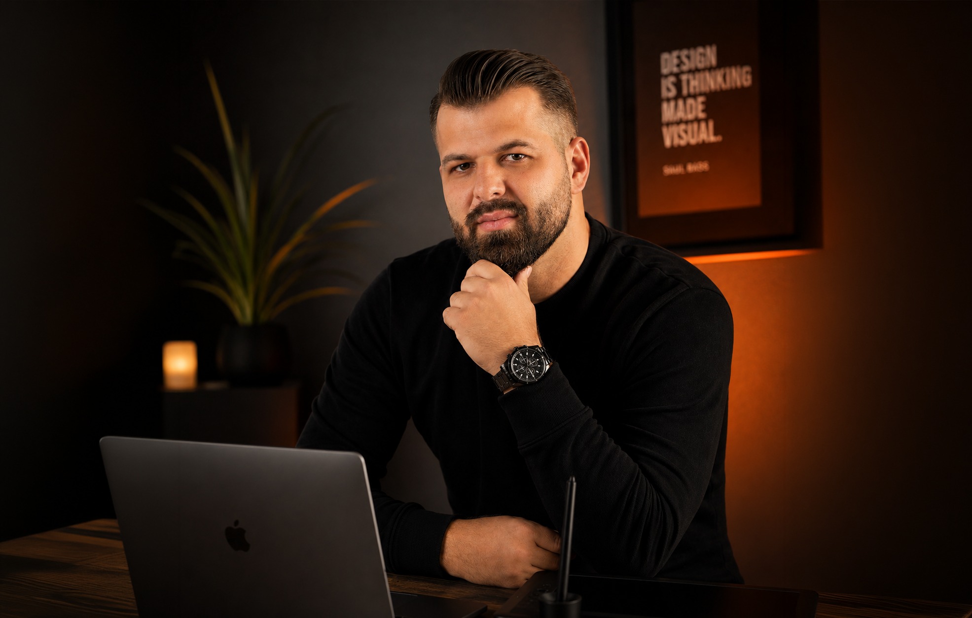 Paweł Ostrowski przy biurku z laptopem